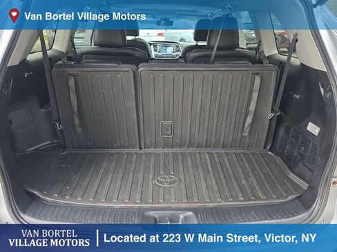 Used 2018 Toyota Highlander SE image 32