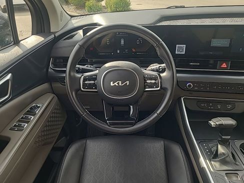 Used 2025 Kia Carnival FWD image 16
