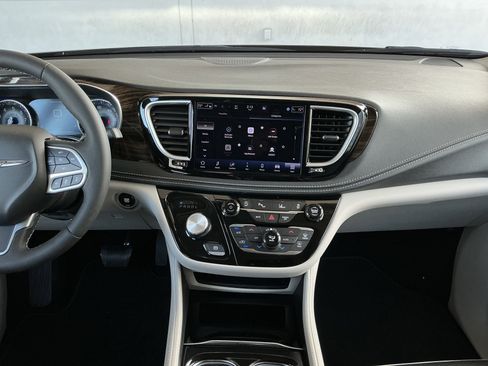 Used 2023 Chrysler Pacifica Limited image 9
