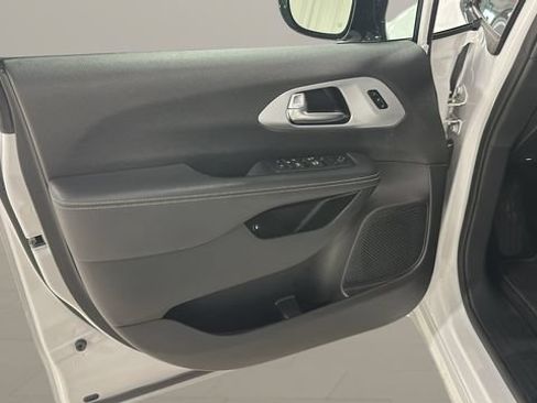 Used 2024 Chrysler Pacifica Limited FWD image 9