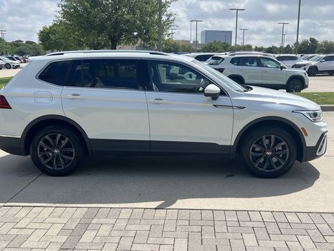 Used 2023 Volkswagen Tiguan SE w/ Panoramic Sunroof Package image 11