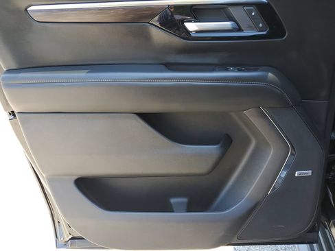 Used 2025 Chevrolet Suburban LT w/ Comfort Package RWD image 13