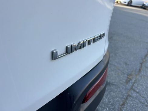 Used 2017 Jeep Cherokee Limited image 34