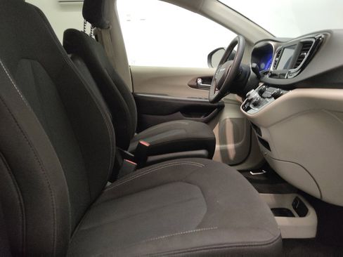 Used 2023 Chrysler Voyager LX FWD image 21