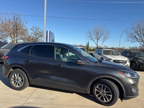 Used 2020 Ford Escape SE image 2