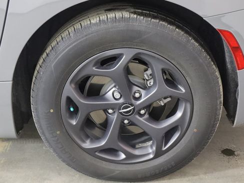 Used 2022 Chrysler Pacifica Limited w/ Uconnect Theater Family Group FWD image 34