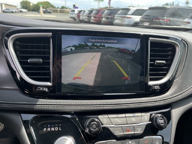 Used 2025 Chrysler Pacifica Select AWD/4WD image 17