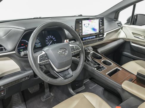 Used 2024 Toyota Sienna XLE FWD image 14