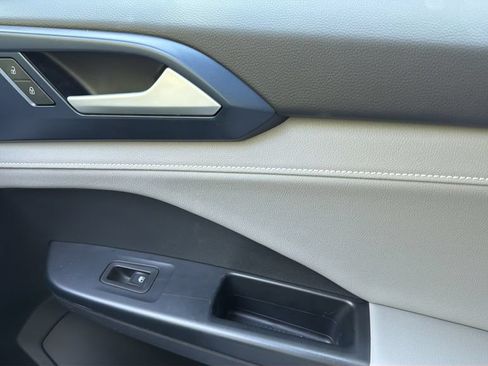 Certified 2024 Volkswagen Taos SE FWD image 12