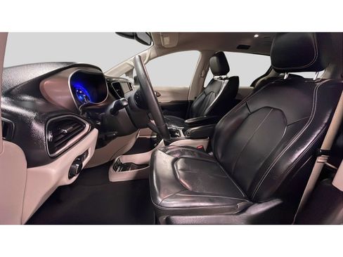 Used 2021 Chrysler Voyager Lxi FWD image 12