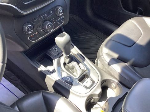 Used 2020 Jeep Cherokee Latitude Plus FWD image 18