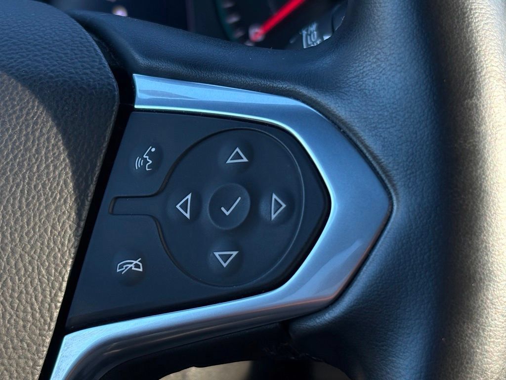 Used 2023 Chevrolet Traverse LT FWD image 12
