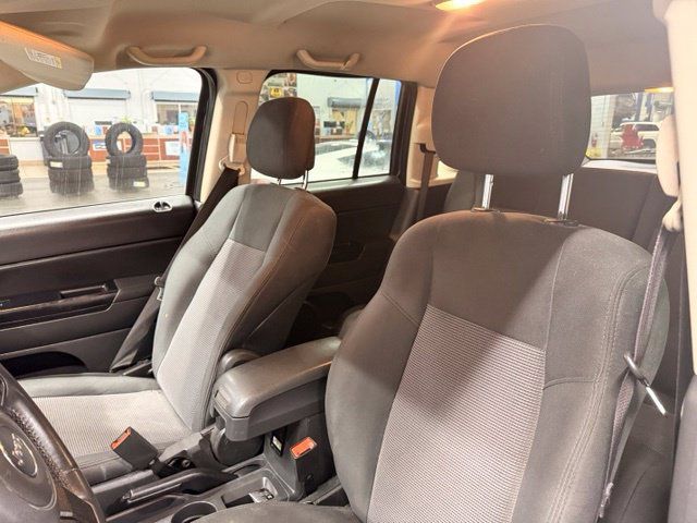 Used 2013 Jeep Compass Latitude AWD/4WD image 6