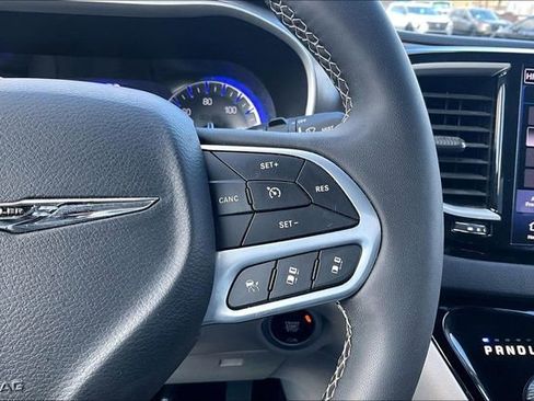 Used 2024 Chrysler Pacifica Touring-L image 11