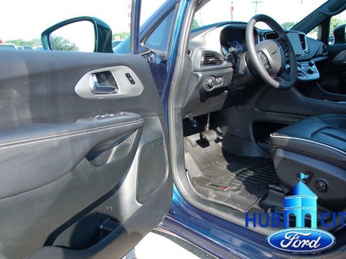 Used 2023 Chrysler Pacifica Limited w/ Uconnect Theater Family Group AWD/4WD image 11