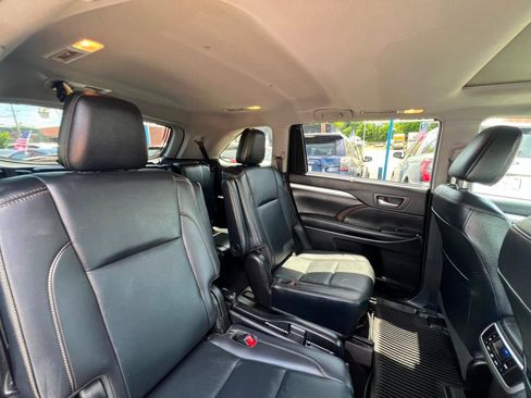 Used 2019 Toyota Highlander XLE AWD/4WD image 18