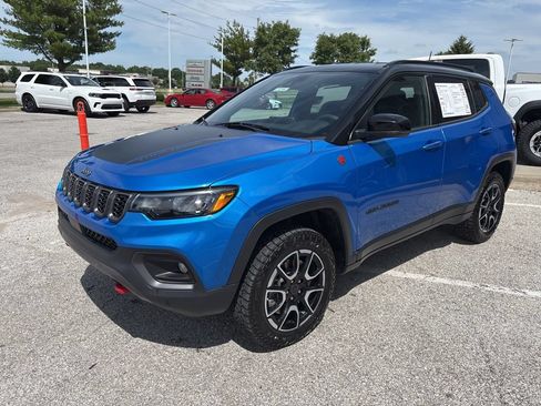Used 2025 Jeep Compass Trailhawk AWD/4WD image 13