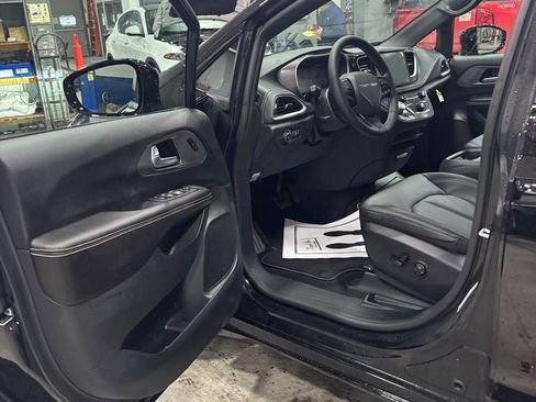 New 2026 Chrysler Pacifica Select image 11