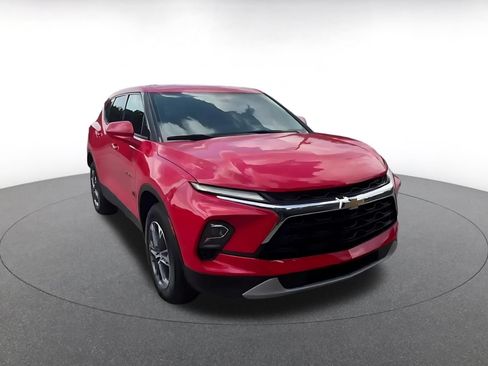 Used 2025 Chevrolet Blazer LT FWD image 3