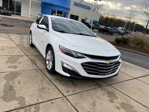 Used 2020 Chevrolet Malibu LT image 2