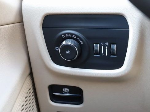 New 2025 Jeep Grand Cherokee Limited w/ Luxury Tech Group II image 32