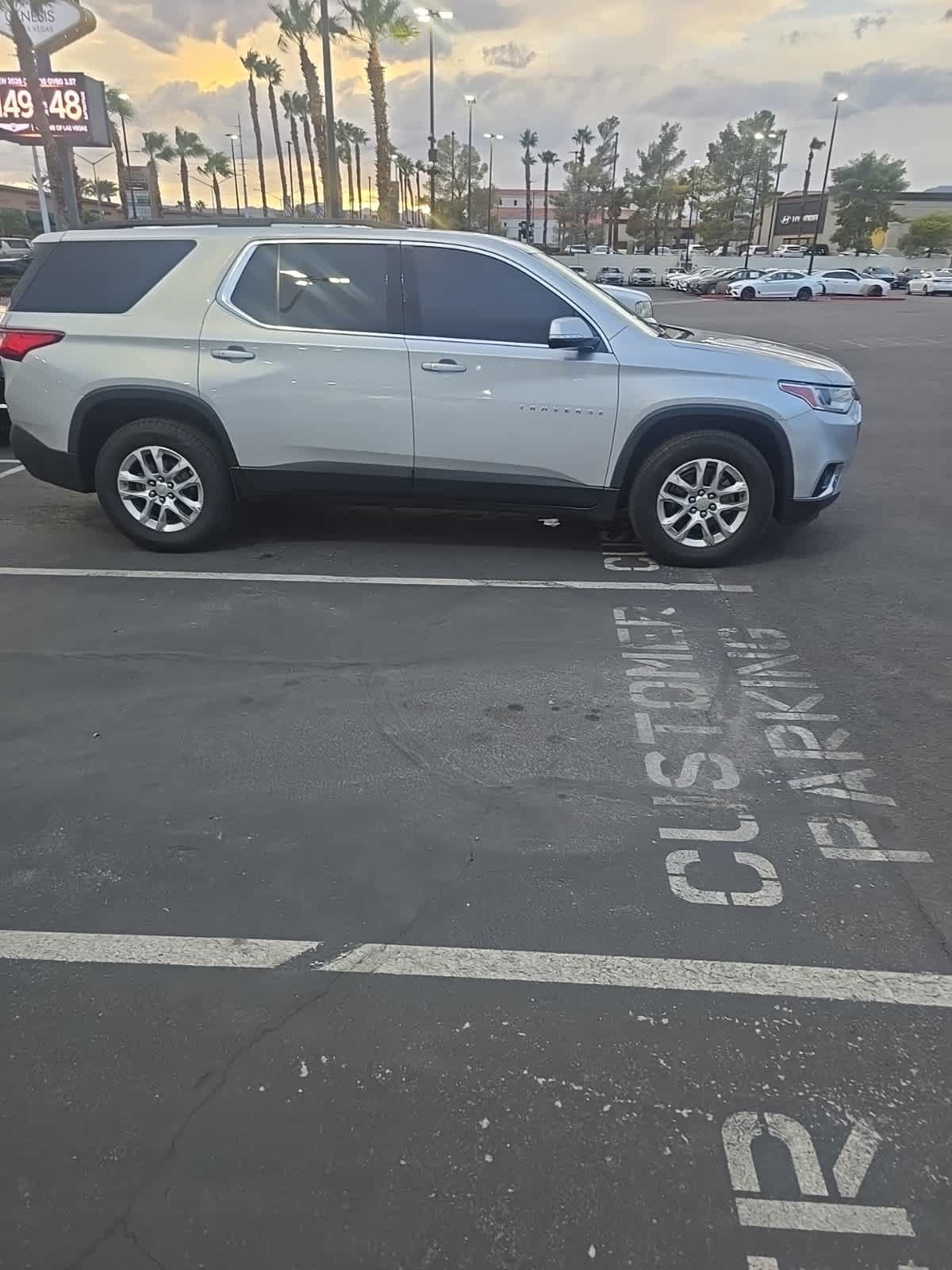 Used 2019 Chevrolet Traverse LT w/ LPO, Cargo Package FWD image 4