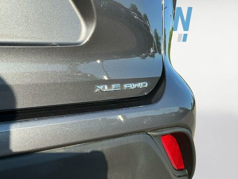 Used 2022 Toyota Highlander XLE AWD/4WD image 19