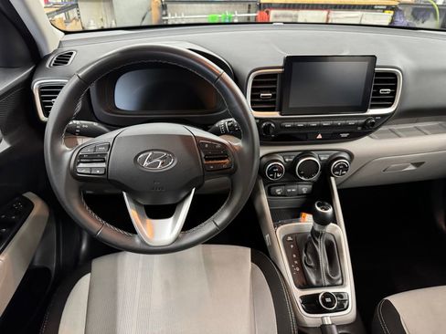 Used 2025 Hyundai Venue SEL image 18