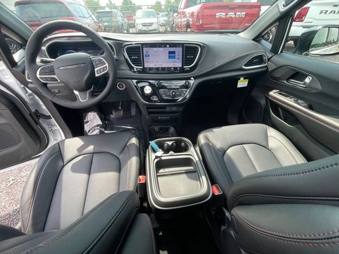 New 2027 Chrysler Pacifica Select FWD image 3