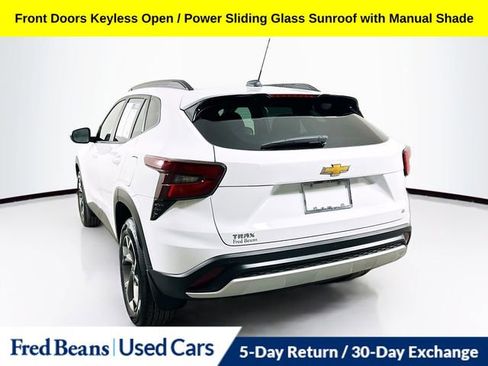 Used 2025 Chevrolet Trax LT w/ Sunroof Package image 6