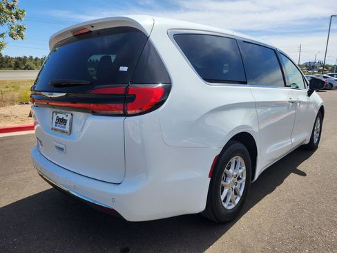 Used 2024 Chrysler Pacifica Touring-L FWD image 6