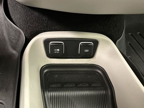 Used 2017 Chrysler Pacifica Touring FWD image 21