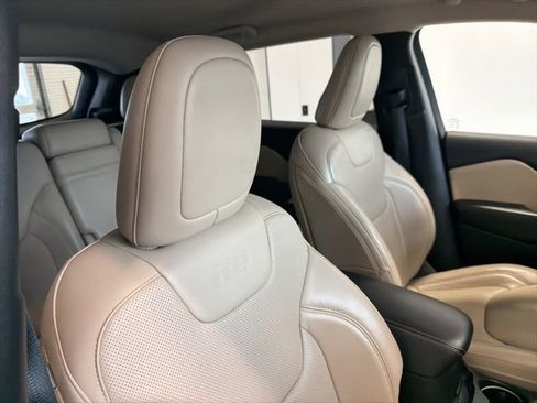 Used 2018 Jeep Cherokee Limited w/ Luxury Group AWD/4WD image 34
