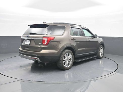 Used 2016 Ford Explorer XLT w/ Equipment Group 202A AWD/4WD image 8