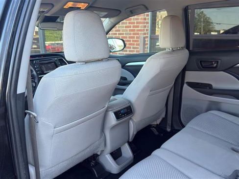 Used 2019 Toyota Highlander LE AWD/4WD image 21
