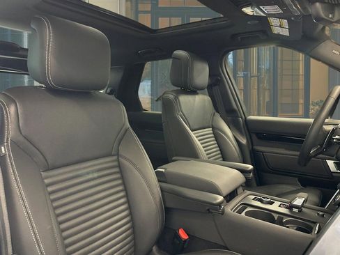 Certified 2025 Land Rover Discovery S image 33