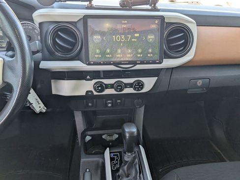 Used 2018 Toyota Tacoma SR5 image 19