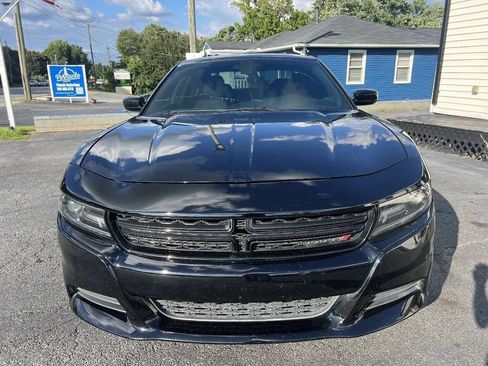 Used 2019 Dodge Charger SXT RWD image 2