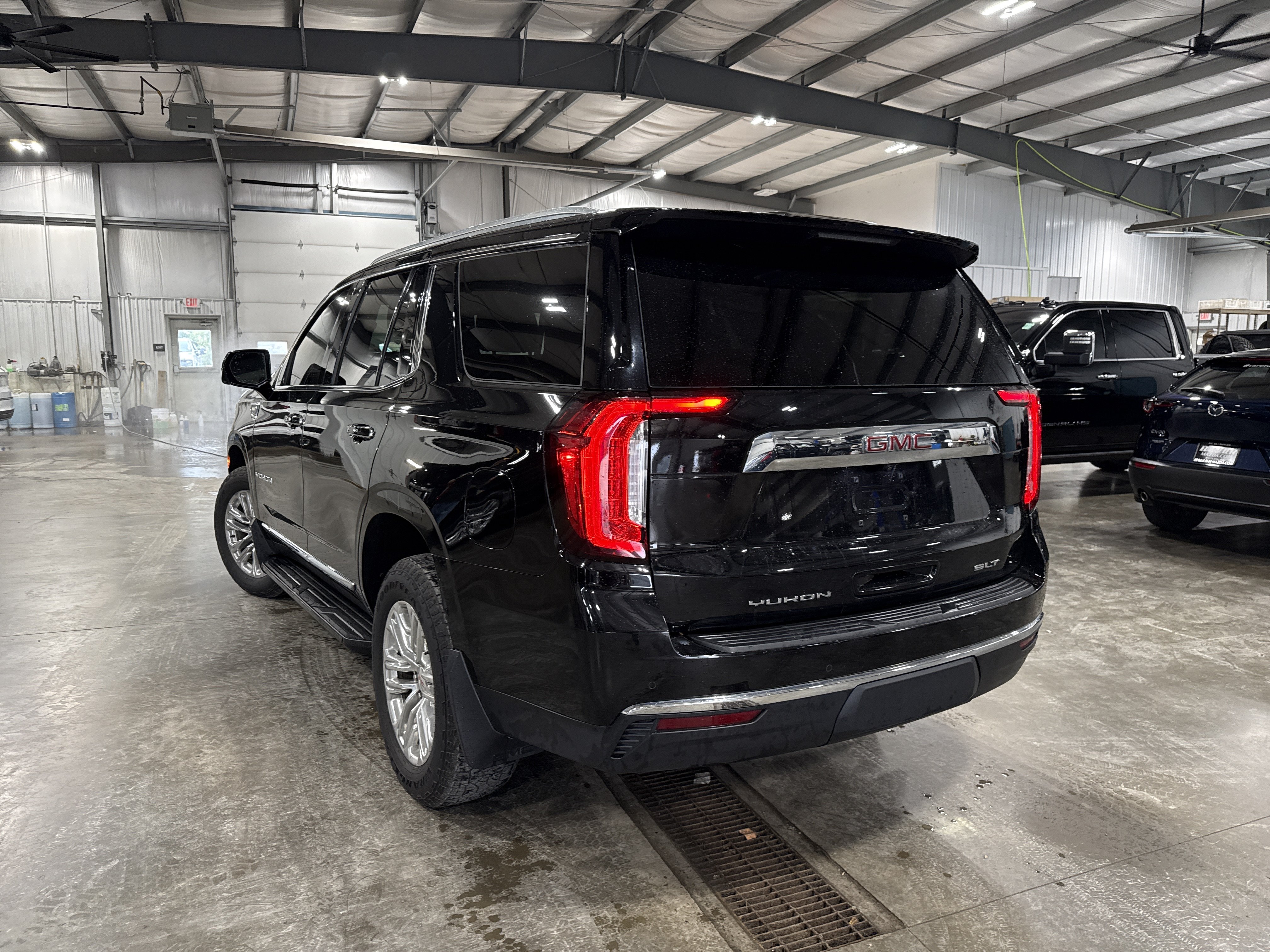 Used 2022 GMC Yukon SLT w/ SLT Luxury Package AWD/4WD image 4