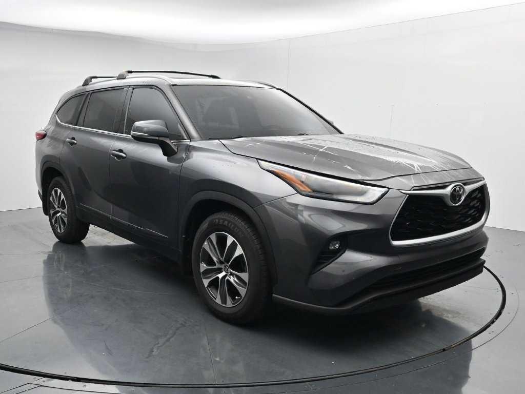 Used 2022 Toyota Highlander XLE AWD/4WD image 2