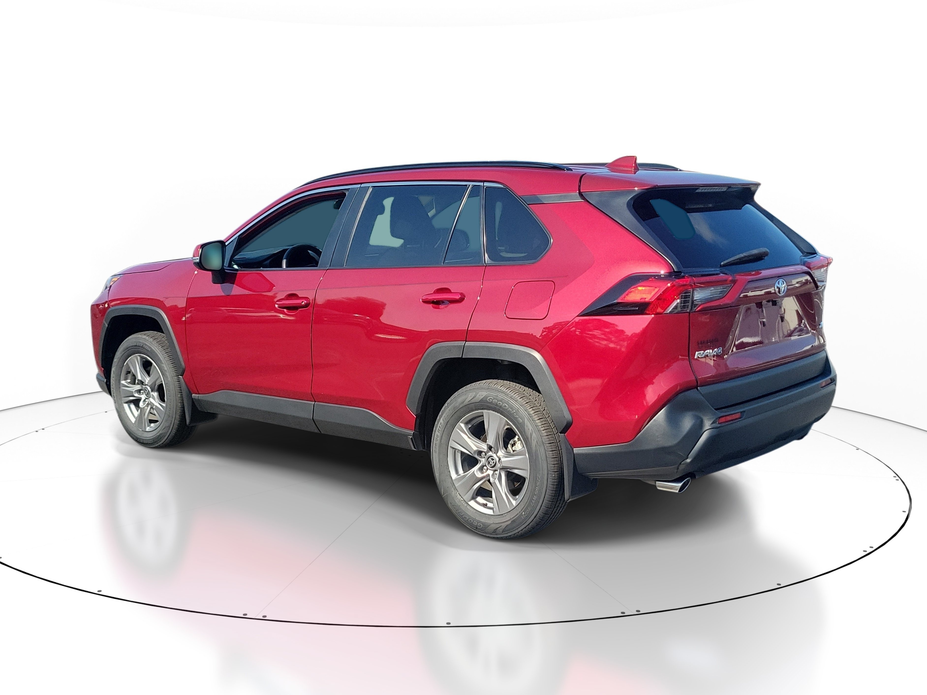 Used 2024 Toyota RAV4 XLE w/ Convenience Package FWD image 4
