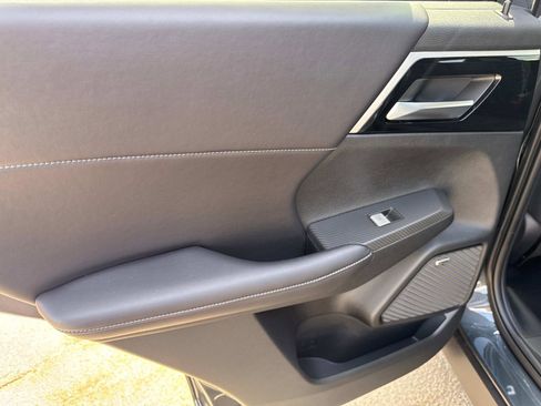 New 2025 Mitsubishi Outlander SE image 12