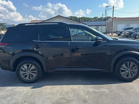 Used 2022 Nissan Pathfinder SV AWD/4WD image 6