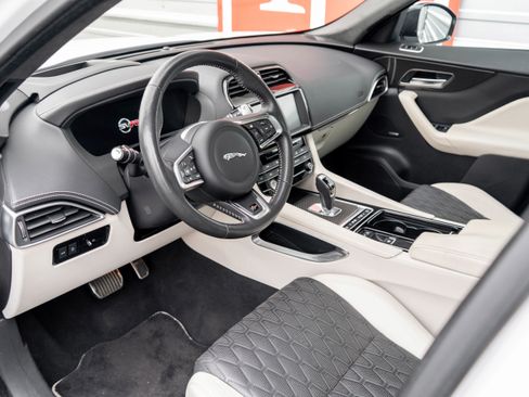 Used 2019 Jaguar F-PACE SVR AWD/4WD image 8
