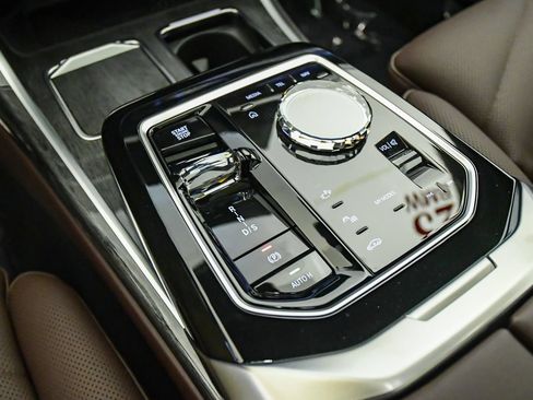 Used 2025 BMW 740i w/ Premium Package RWD image 22