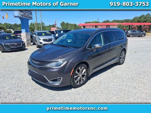 Used 2017 Chrysler Pacifica Limited w/ UConnect Theater Package FWD image 1