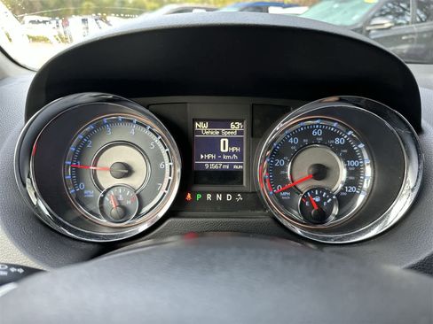 Used 2016 Chrysler Town & Country Touring image 18