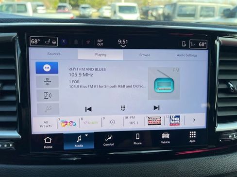 Used 2025 Chrysler Pacifica Select image 26