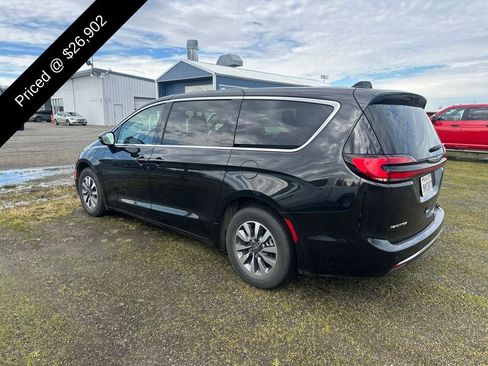 Used 2023 Chrysler Pacifica Touring-L image 3