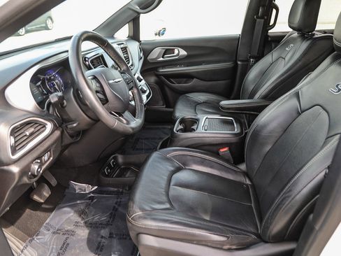 Used 2020 Chrysler Pacifica Touring-L Plus w/ S Appearance Package FWD image 18